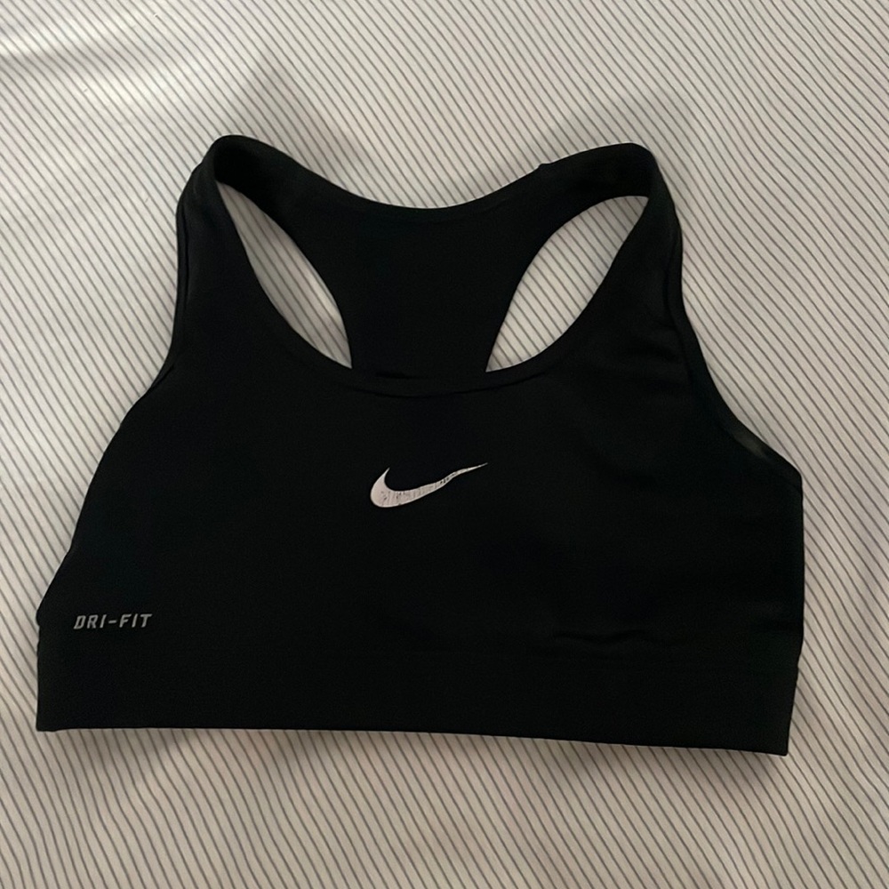 black nike sports bra